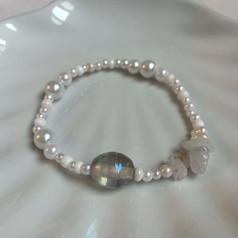 5/$20 ENTIRE SHOP CLEARANCE Dolce 🤍✨ White crystal handmade beaded bracelet